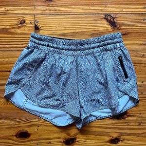 Black & white lululemon tracker shorts !! ⚡️